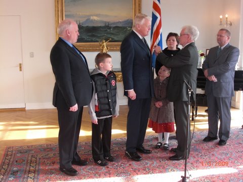 Merkjasala h&oacute;fst 1. mars &thorn;egar forseti &Iacute;slands, hr. &Oacute;lafur Ragnar Gr&iacute;msson, tekur vi&eth; fyrsta merkinu og ver&eth;ur hann jafnframt verndari s&ouml;fnunarinnar. 